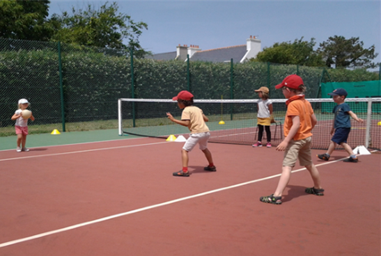 Les élèves de l'école des Rives de l'Ildut à Lanildut s'initient au tennis