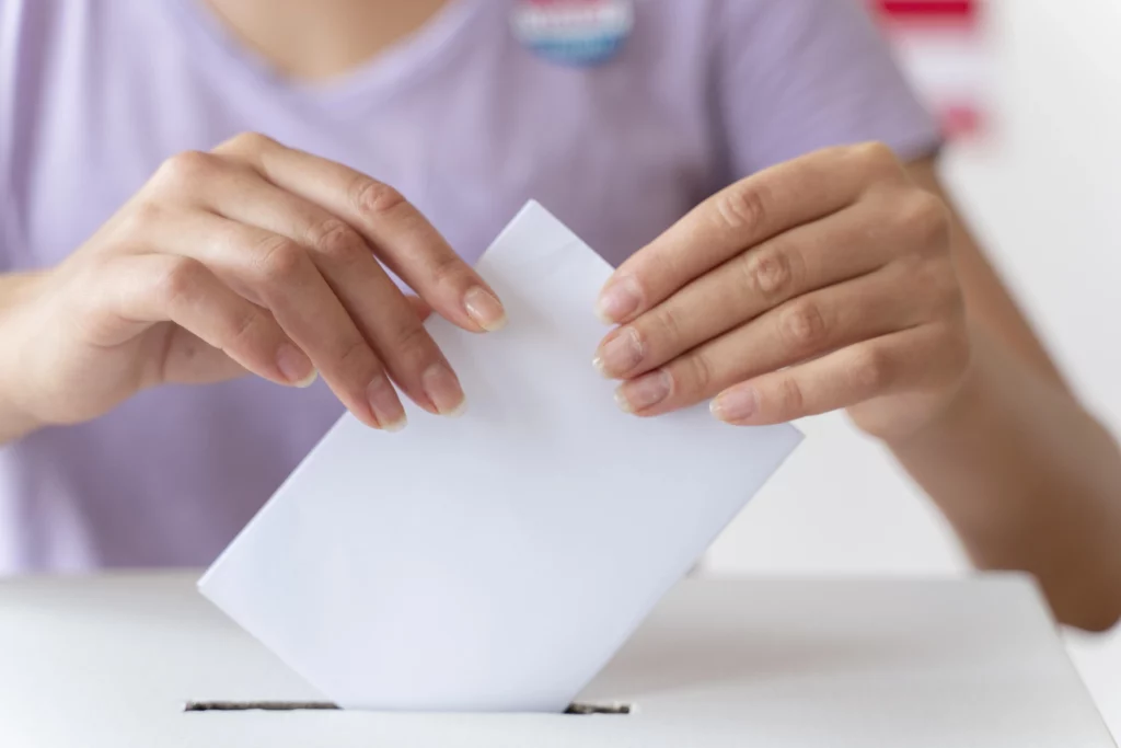 Électeur plaçant son vote dans une urne