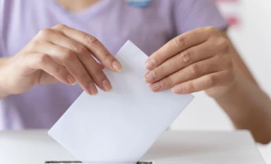 Électeur plaçant son vote dans une urne